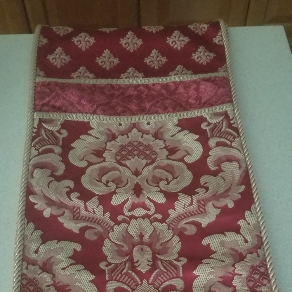RARE AUSTIN HORN CHRISTMAS HOLIDAY RED & GOLD TABLE RUNNER CENTERPIECE TASSEL